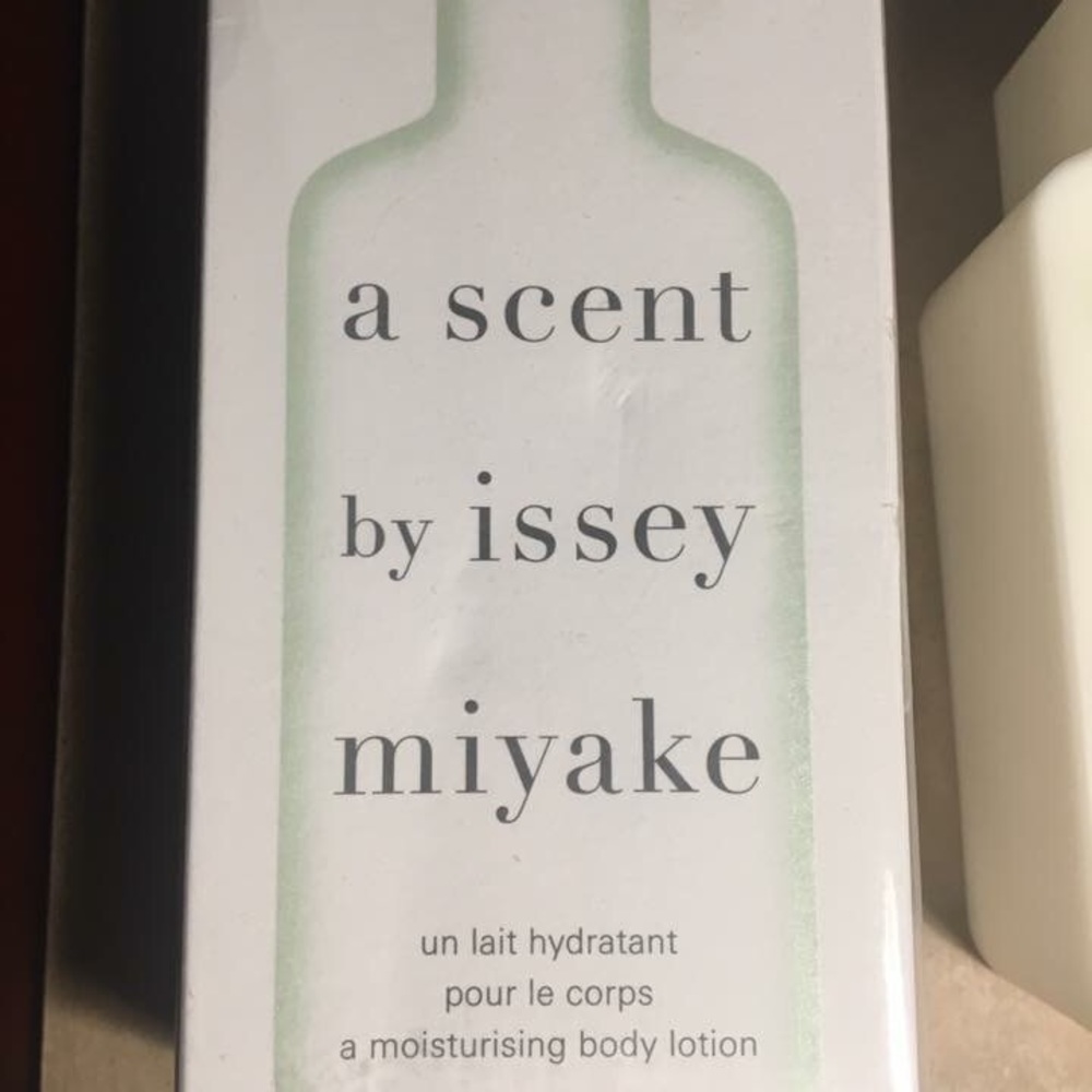 Issy miyaki  body lotion